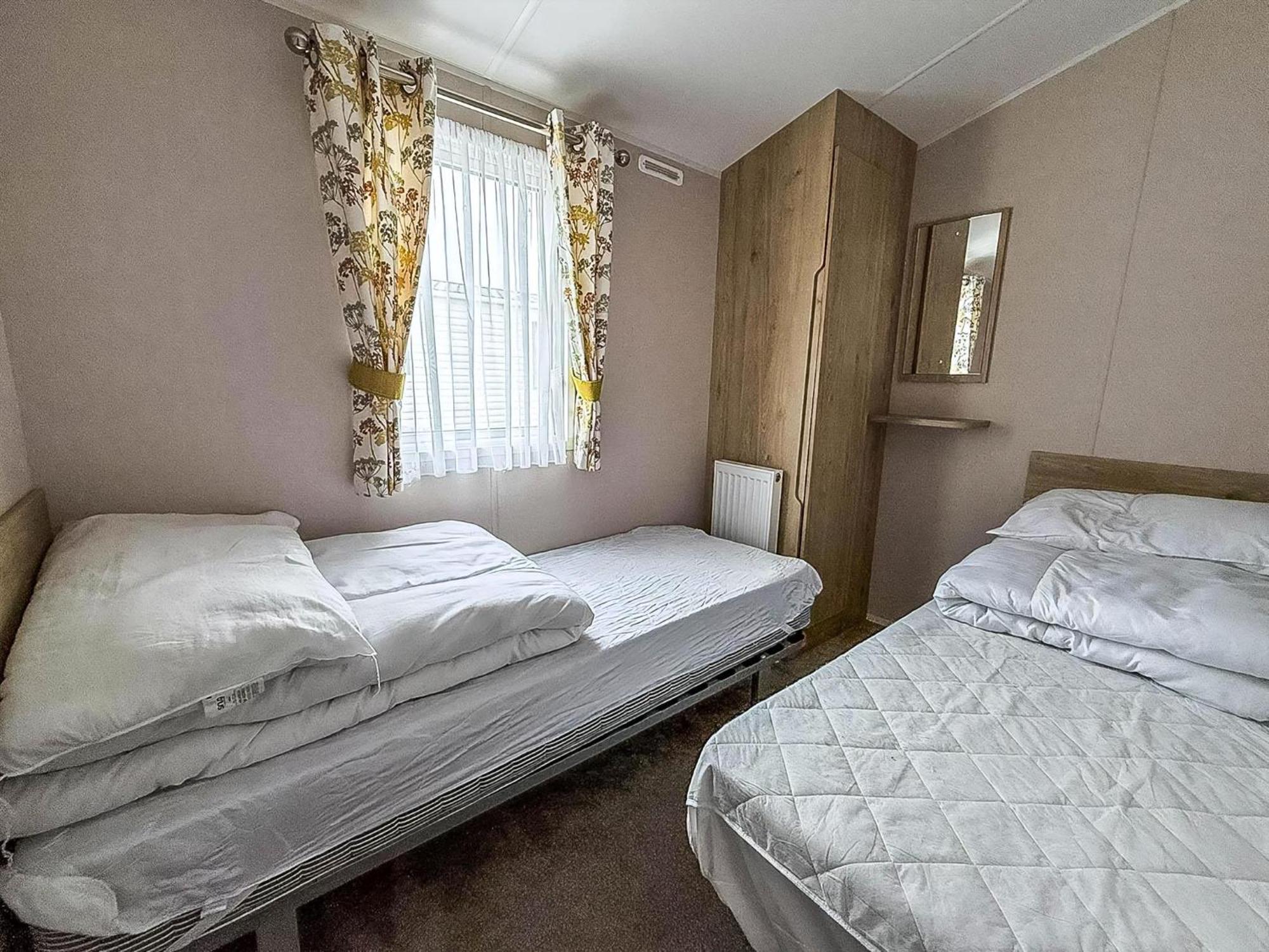 Modern 6 Berth Caravan With Wifi At St Osyth Beach In Essex Ref 28008Pm Clacton-on-Sea Exteriér fotografie